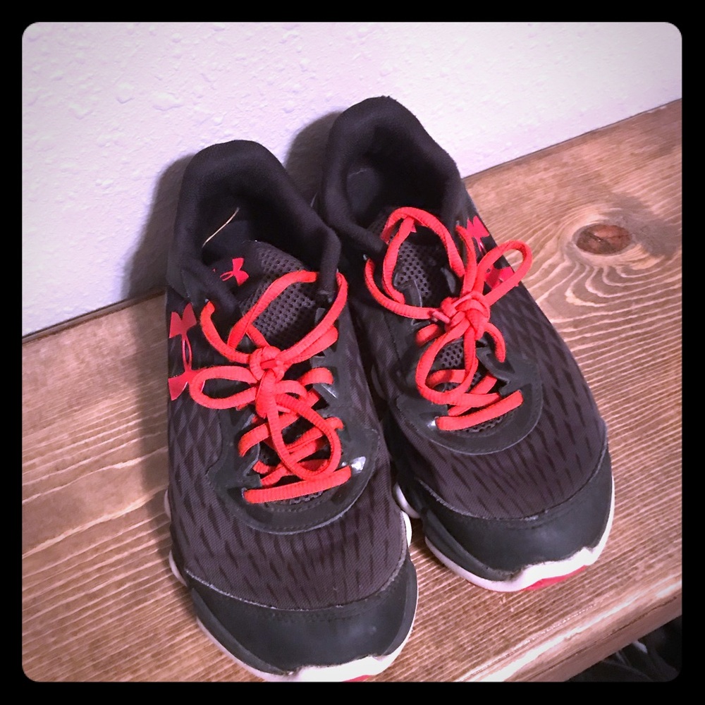 Under Armour Boys youth size 6.5 shoes